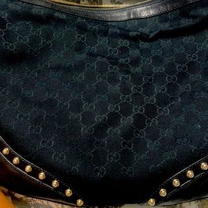 A woman’s Gucci Bag that can be used a crossbody